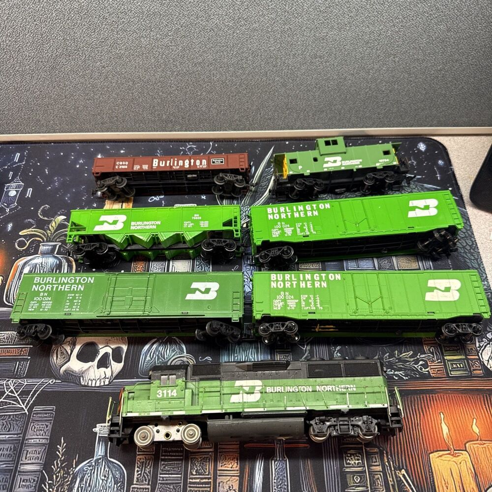 HO SCALE BURLINGTON NORTHERN Train Lot Engine And 6 Cars